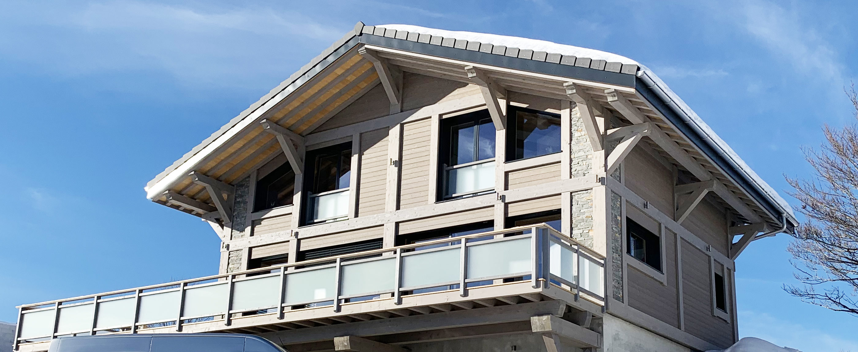 Maison ossature bois, avec mix de pierre et bardage, ligne INNOVATION